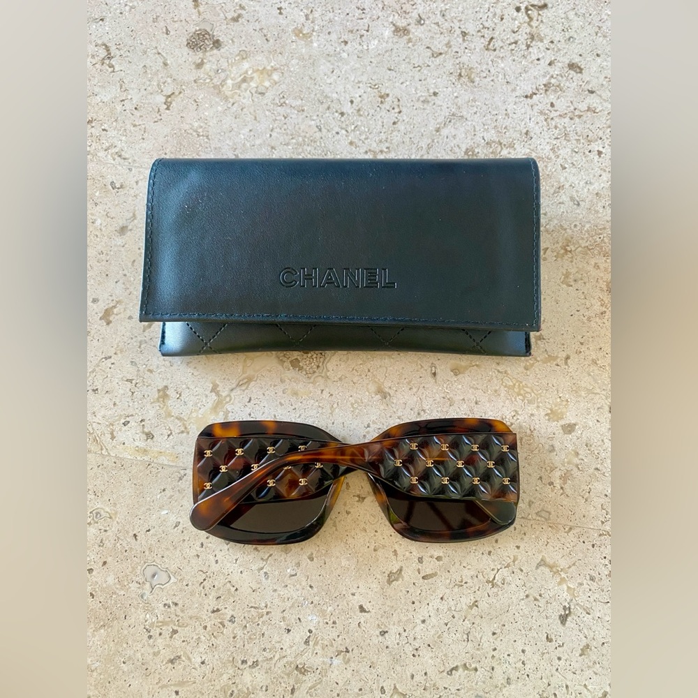 Like New CHANEL CC LOGO SUNGLASSES